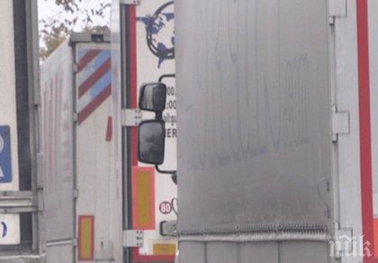 Тираджията с 13-те бежанци сам ги открил в хладилната камера и звъннал на ченгетата