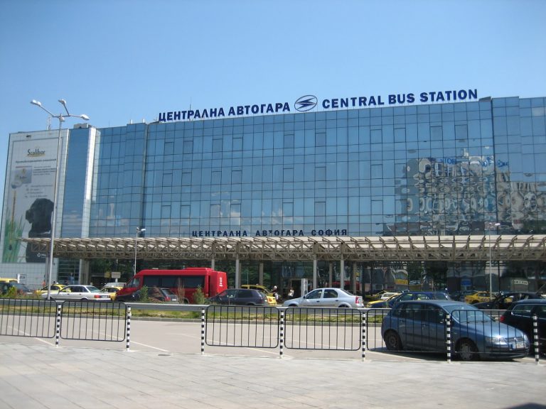 Полиция претърсва Централната автогара и жп гарата в София