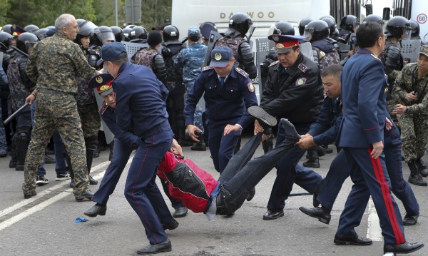 500 задържани в Казахстан при протести в изборния ден