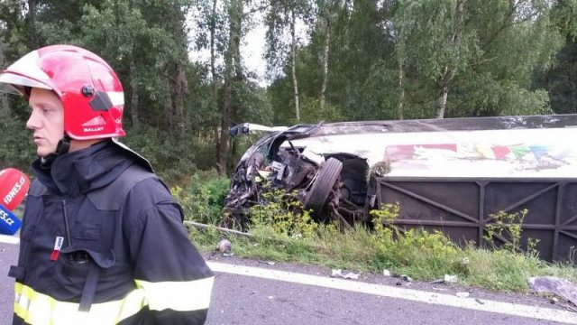 Автобус с деца се обърна в Чехия