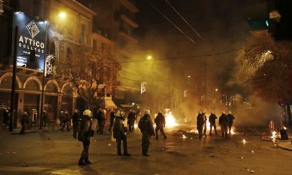 Сблъсъци между анархисти и полицията в Атина