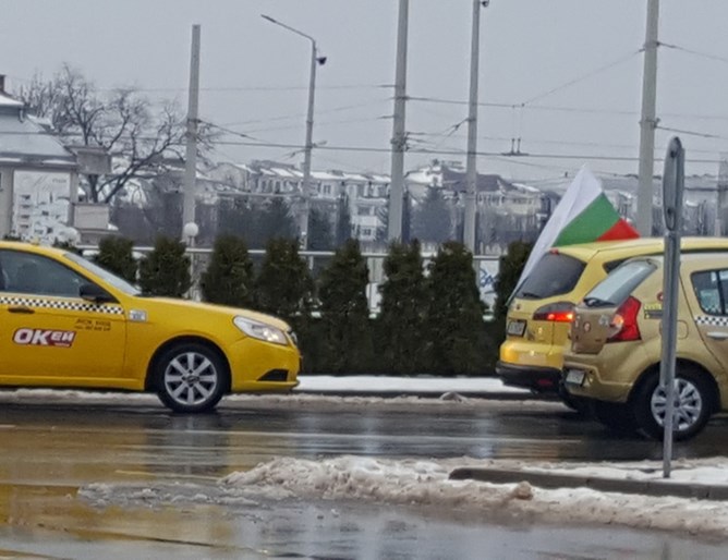 Таксиджии парализираха Русе заради дело за смъртта на колега