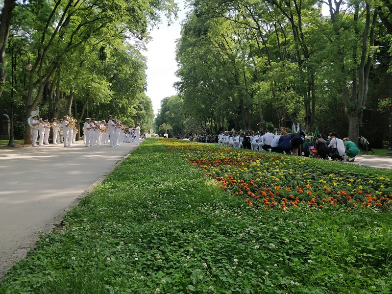 Варна: Жители на града отдадоха почит пред паметника на Христо Ботев в Морската градина по повод 2 юни