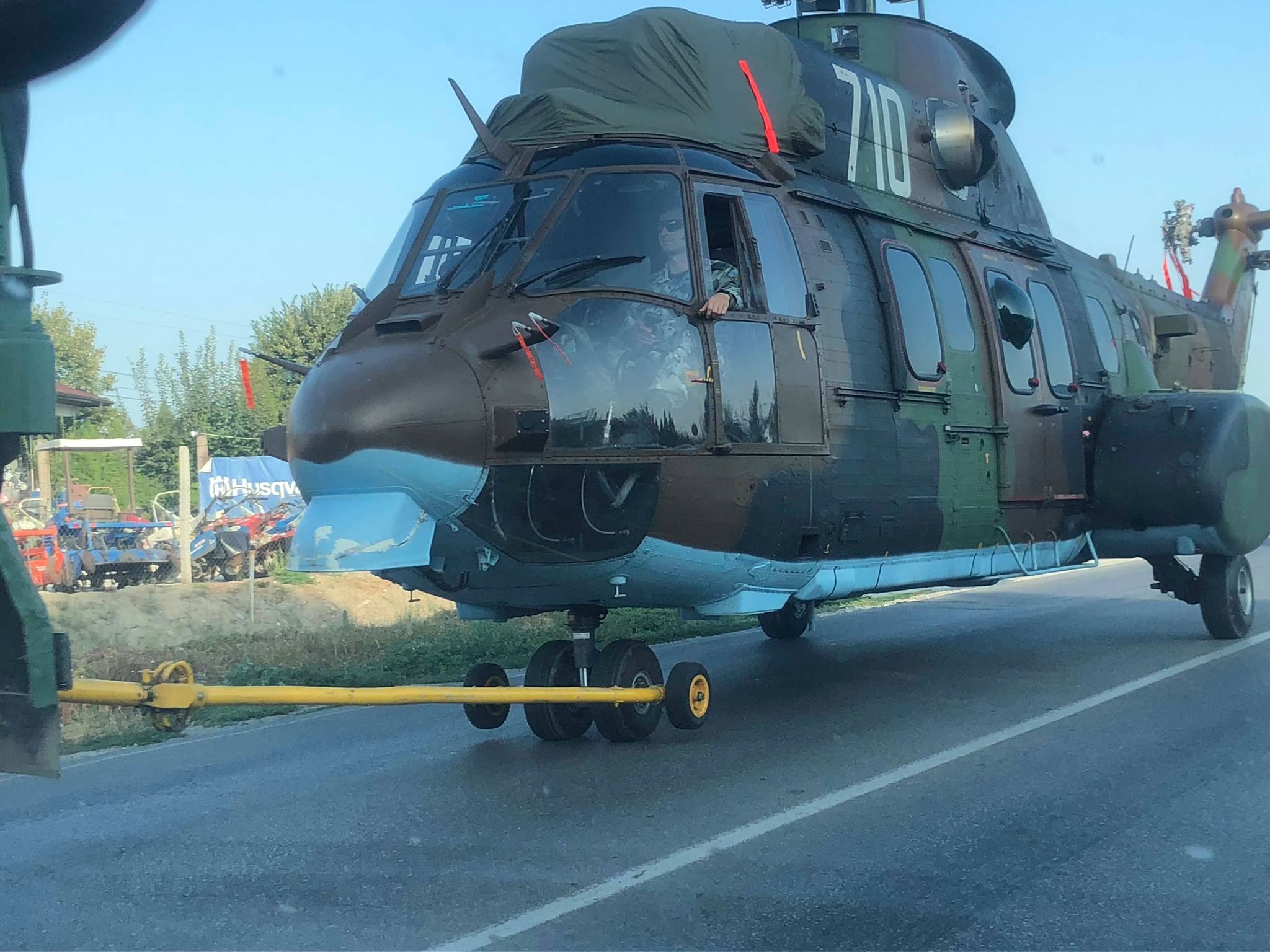 Превозват авариралия хеликоптер "Кугър" по околовръстното, образува се адско задръстрване (Снимки)
