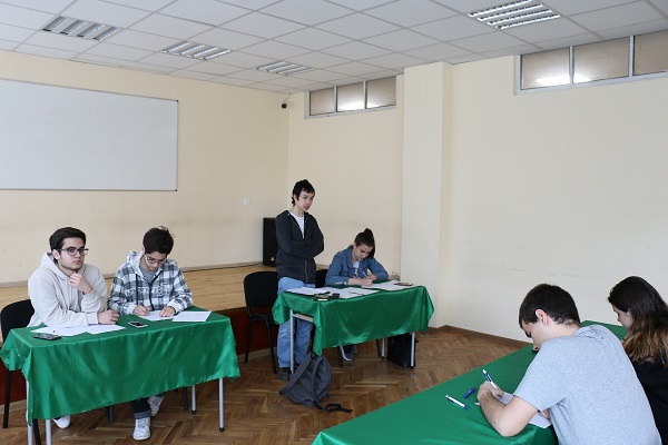 Ученици и студенти участват в Национално състезание по водене на парламентарен дебат, организирано от Народното събрание по повод 140-ата годишнина от приемането на Търновската конституция
