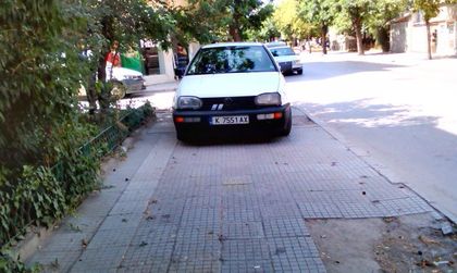 Нахал паркира като цар върху тротоар