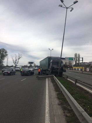 Тежка катастрофа в София! Дете пострада след меле с ТИР (СНИМКИ)