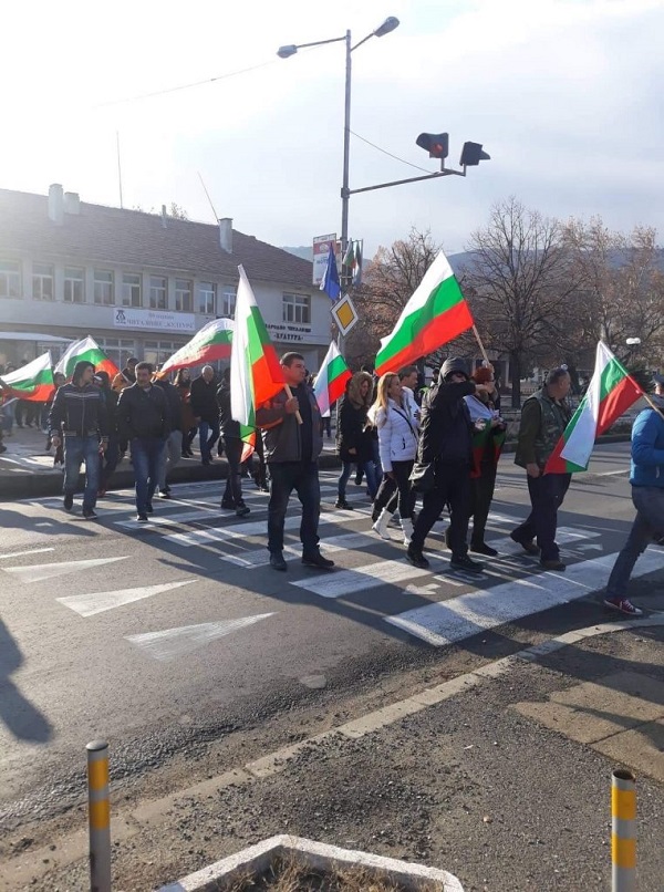 Благоевград: Протестиращите в Кресна блокираха главен път Е-79 с пресичане на пешеходната пътека, намираща се на пътя