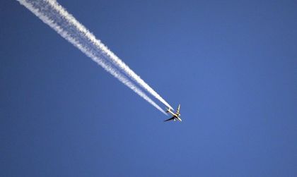 Руски самолет с военни и ансамбъл изчезна след излитането си