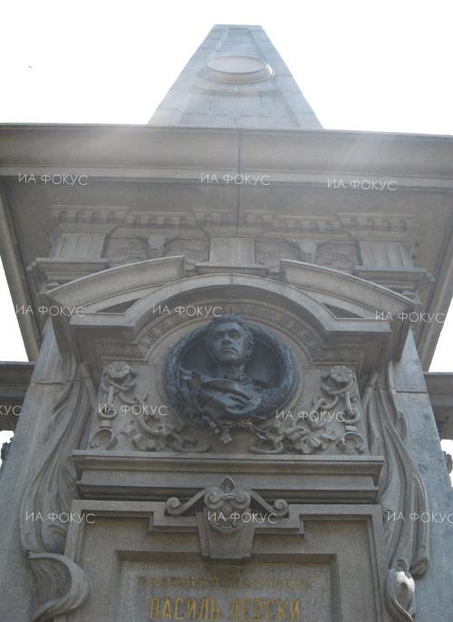 Видин: Десетки жители на града и ученици се събраха пред бюст паметника на Васил Левски, за да отдадат почит пред паметта на Апостола