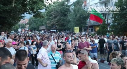 Полицията прави опит да спре протеста в опита му да стигне до циганската махала