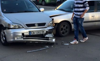 Млада шофьорка се натресе в спряла кола с водач и пътник, мъж е в пловдивска болница