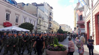 Само един отдаде чест на маршируващите войници в Пловдив (СНИМКА)