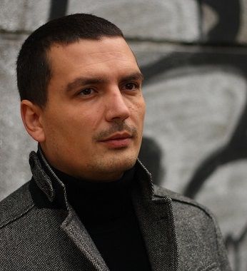 Александър Чобанов чете в
