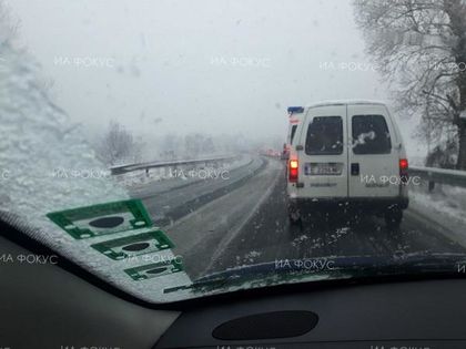 Благоевград: Колона от автомобили се е образувала на главен път Е-79 след Монца в платното към областния град