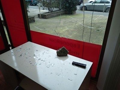 Стана ясно кой е метнал паве по офис на БСП в Бургас, родителите му ще плащат щетите