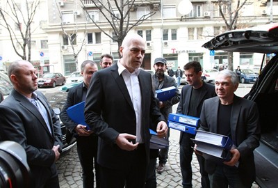 Слави внесе 673 481 подписа за референдум. Под ключ са за проверка