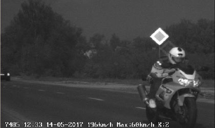 Фиш със снимка от морето: Латвиец с БМВ фучи със 152 км/ч, наш моторист го сложи в малкия си джоб