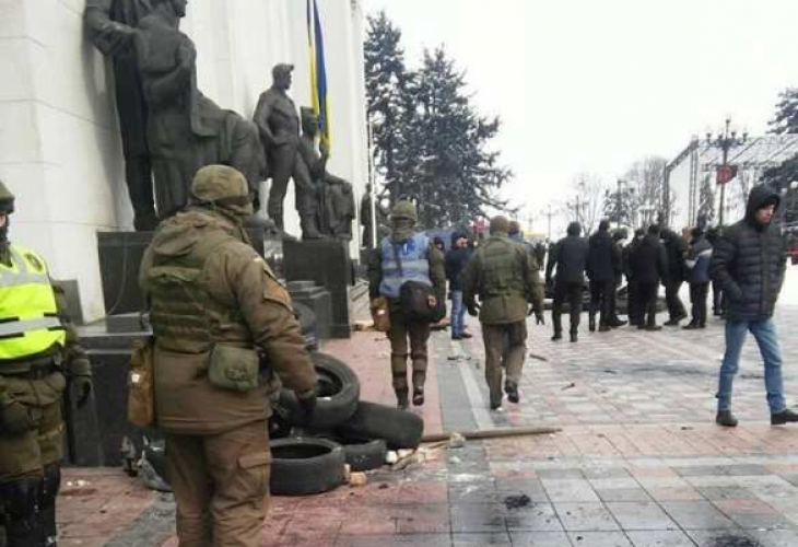 Боеве в Киев: Пред Радата вилнеят хора с бухалки, по полицаите летят камъни и гуми, има депутати в мелето (СНИМКИ/ВИДЕО)