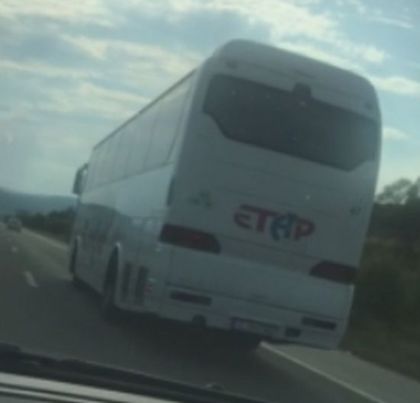 Пълен абсурд! Автобус, пълен с пътници, фучи по