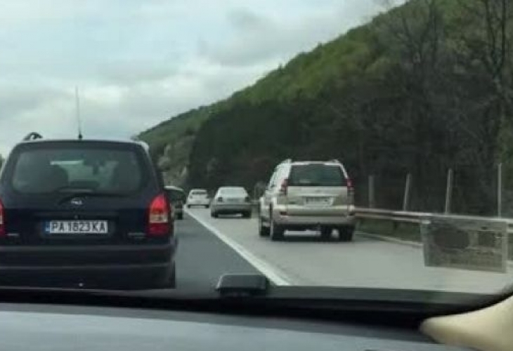 Нов закон или видеоконтрол за шофьорите, които карат в аварийната лента?