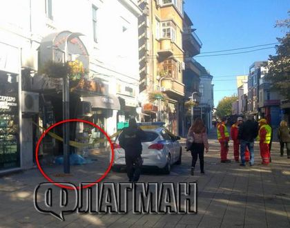 ИЗВЪНРЕДНО! Полиция и линейка обсадиха улица в Бургас заради труп (СНИМКИ 18+)