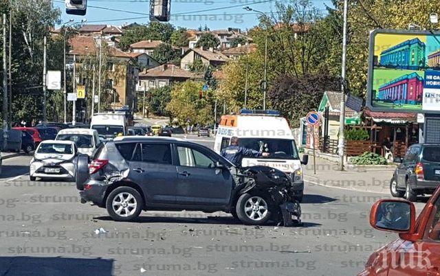 ЕКШЪН В ПЕРНИК: Джип се вряза в пожарна