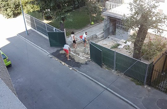 В момента: Бивш военен циментира чисто нов асфалт в Пловдив! За да не се наводнява гаража му! СНИМКИ