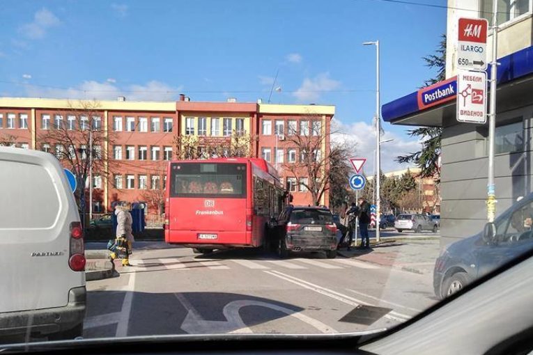Автобус и джип в сблъсък на кръгово кръстовище в Благоевград