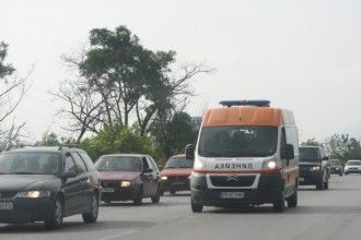 Млад шофьор и 16-годишната му спътничка в болница след удар в скат