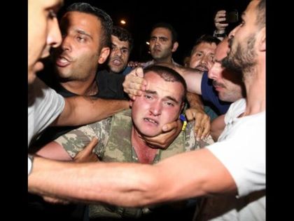 Линчът в Турция! Последователи на Ердоган отрязаха главата на предаващ се войник СНИМКИ 18+