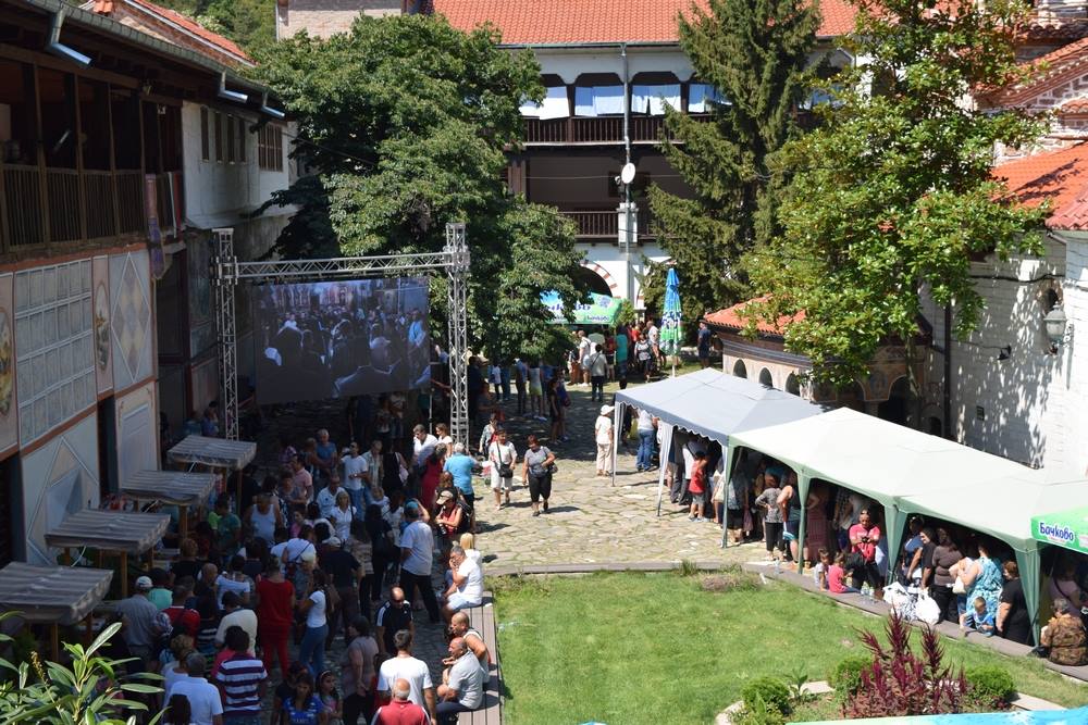 В Бачковския манастир посрещнаха хилядите вярващи с шатри, видеостена и курбан (СНИМКИ)