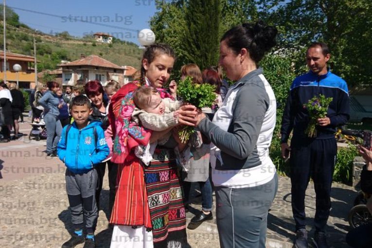 Републиканска шампионка по карате ориса 11 бебета в санданското село Струма