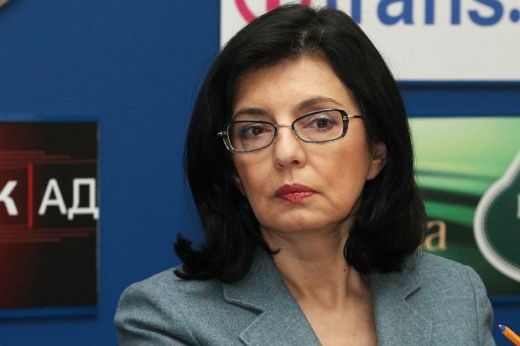 Кунева със странна совалка в парламента преди срещите с депутатите