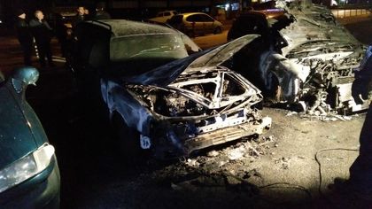 Палеж: Две коли изгоряха като факли в столичния квартал „Люлин” (СНИМКИ)