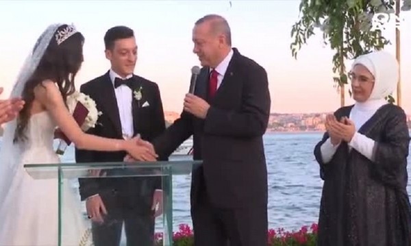 Ердоган стана кум на звездата на 