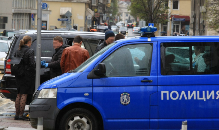 Екшън! Криминалисти тарашат джип в центъра на София