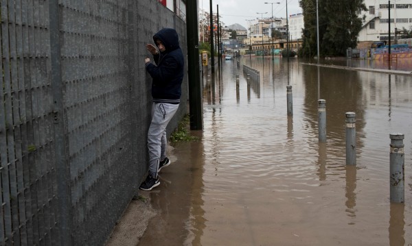 Жертвите на водното бедствие в Гърция вече са 19