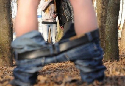 Пиян мъж си го развя пред малолетни и непълнолетни деца, закопчаха го