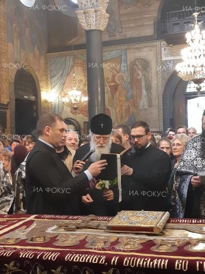 Българският патриарх Неофит отслужи Царски часове, вечерня с изнасяне на св. Плащаница в храм „Св. Неделя“