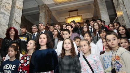 Селфи с президента пред камата и сабята на Левски