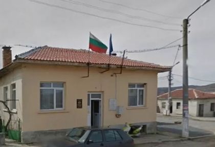 Див екшън в кметството на руенско село! Набиха кметицата