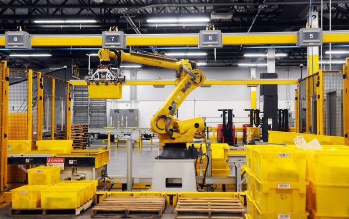 Reuters: Amazon постепенно заменя складовите работници с роботи