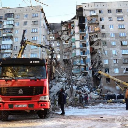 ТАСС: Спасителите в Магнитогорск са започнали да разчистват по-големите отломки от сградата със специализирана техника