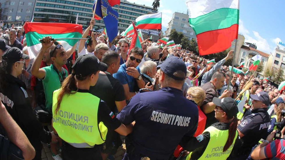 Протестите пред парламента продължават
