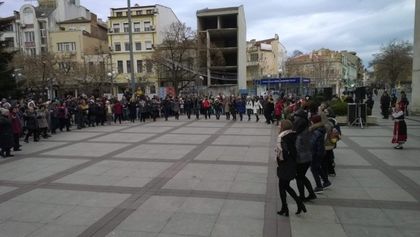Бургас: Десетки жители и гости на града се събраха на площад „Атанас Сиреков“ на традиционния коледен концерт на Професионален фолклорен ансамбъл „Странджа“