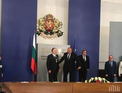 Борисов връчи високо отличие на актьора Васил Михайлов