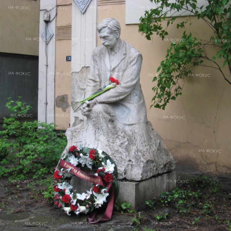 Тодор Иванов, Къща музей „П. К. Яворов” - Чирпан: В деня на запознанството си с Лора, Яворов пише стихотворението „Стон“, което 8 години по-късно й посвещава