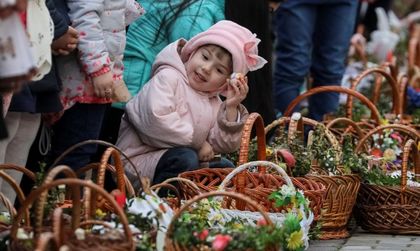 Търговци напълниха великденските кошници с кукли и пушки