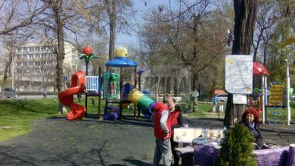 Бутат детски кът, за да строят път